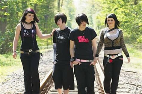 early 2000s fashion emo